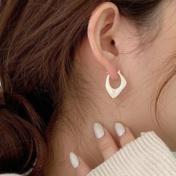 925 STERLING SILVER IRREGULAR HOOP EARRINGS, NICE EARRINGS, CUTE EARRINGS - Picture 1 of 5